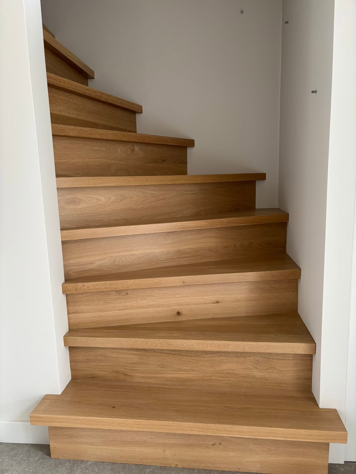 Houten trap met licht geschilderde wanden