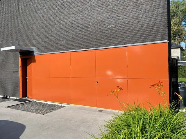 Fel oranje geschilderde buitengevel en voordeur