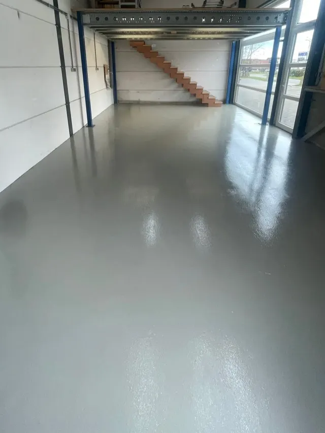 Bedrijfsruimte met een glanzende grijze vloercoating