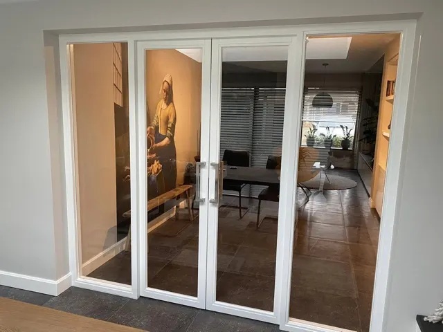 Wit geschilderde glazen binnendeuren naar de woonkamer