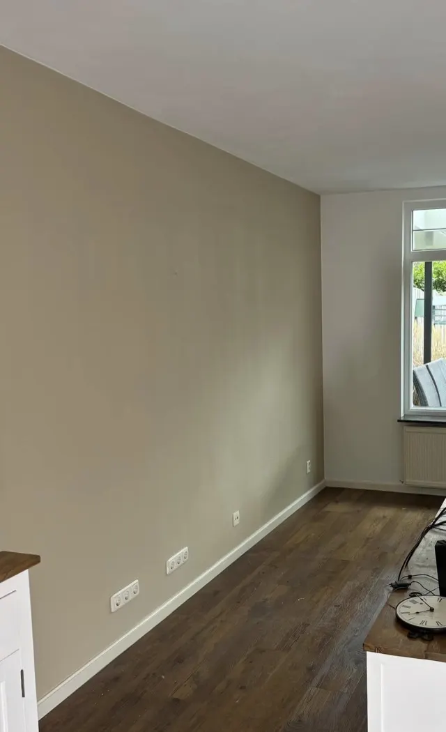 Licht getexte wand in een woonkamer