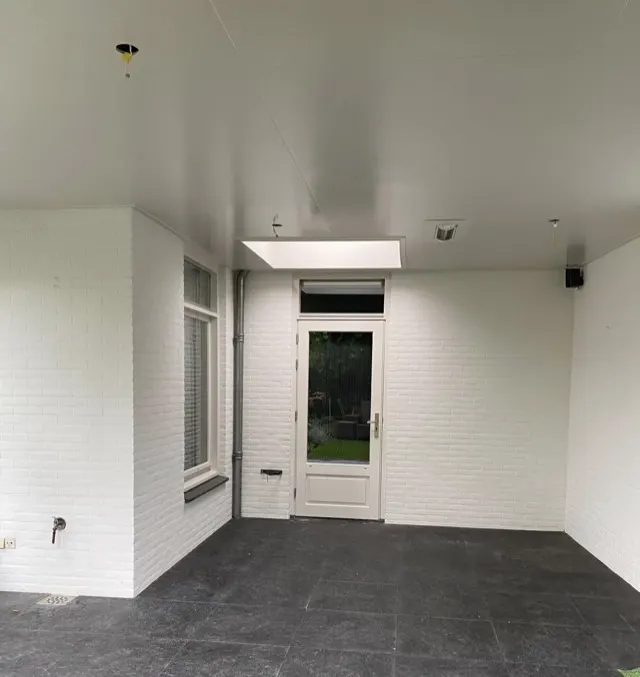 Wit getexte overdekte buitenruimte