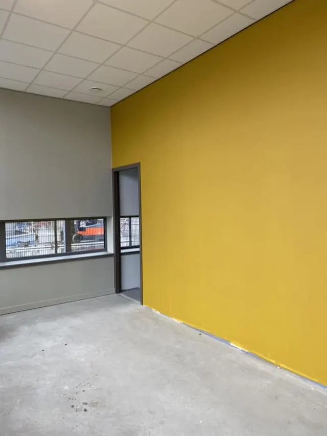 Bedrijfsruimte met gele en grijze getexte wanden