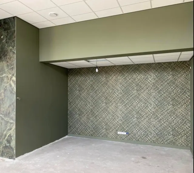 Groene kamer met decoratief mozaïekbehang