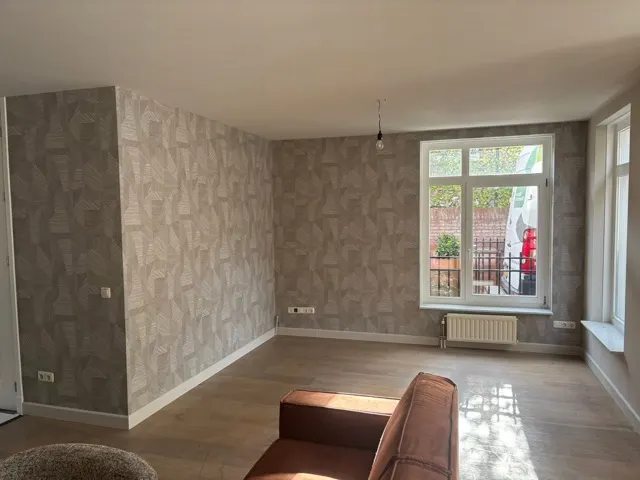 Woonkamer met grijs geometrisch patroonbehang