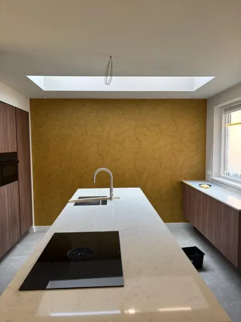 Keuken met okergeel bladmotiefbehang