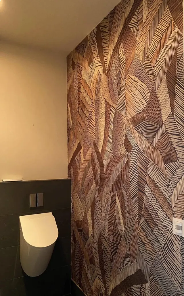 Toiletruimte met warmbruin botanisch patroonbehang