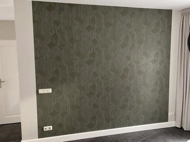 Donkergroene behangwand met geometrisch kubuspatroon